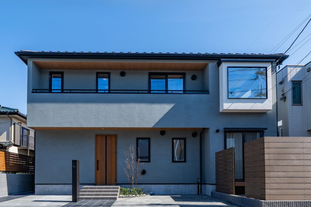 出窓が印象的な建物のファサード、奥行きを彩るシンボルツリー、ウッドデッキに至るまで調和のとれた美しさ