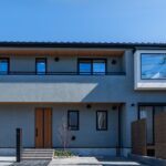 子世帯の玄関　アーチの下がり壁が、シューズインクロークと空間をやさしく分けます