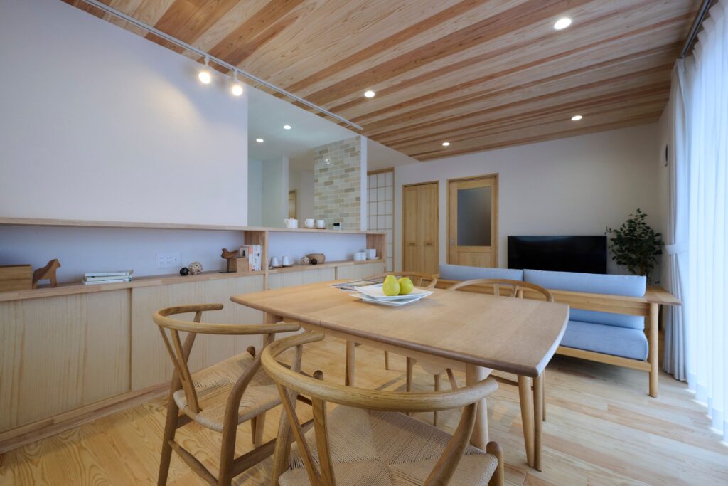 和と洋の調和が心地良いリビング　造作カウンター収納が印象的