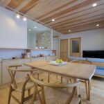 和と洋の調和が心地良いリビング 造作カウンター収納が印象的