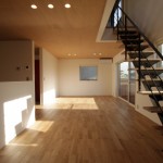 床にはナラの無垢材を使用し、内装には木を多用しました