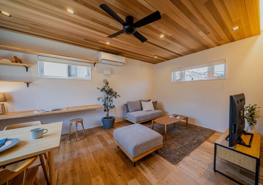 表情豊かなレッドシダーの天井が印象的なリビング