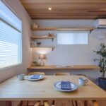 造作棚と窓枠を一体にした、遊び心あるデザイン