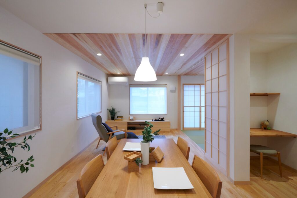 天然木が香るリビング　漆喰のやさしい風合い
