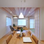 シマトネリコの緑がよく映えるエントランス