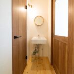 ２階ホールに佇む手洗いスペース　印象的に空間を彩ります