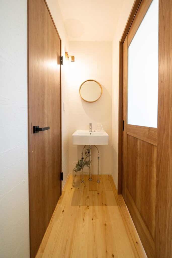 ２階ホールに佇む手洗いスペース　印象的に空間を彩ります