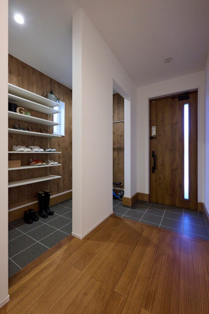 電子キー付の玄関ドアはタッチで開閉<br />
可動棚式の土間収納　生活の変化に合わせてカスタマイズできます