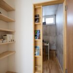 飾り棚をスライドさせると…書斎&趣味のお部屋がもう一つ