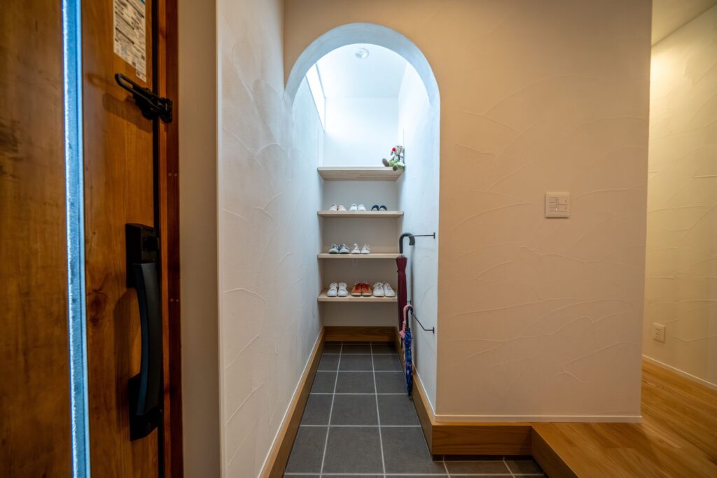 アーチ壁が印象的な土間収納には、高窓からの優しい光