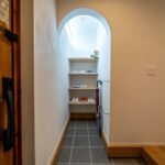 アーチ壁が印象的な土間収納には、高窓からの優しい光