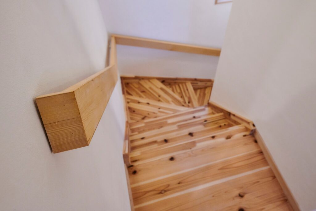 杉の階段と雲杉の造作手摺の趣<br />
