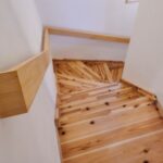 杉の階段と雲杉の造作手摺の趣
