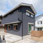 スタッコフレックス:アイズブラック×白い軒天のコントラストが美しい外観