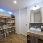 ３つの寝室を結ぶホールには、趣味を詰め込む棚を計画　
