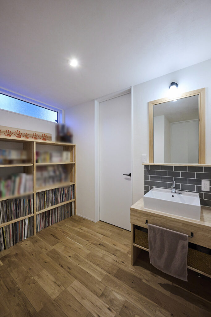 ３つの寝室を結ぶホールには、趣味を詰め込む棚を計画　<br />
