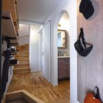 有孔ボードとオープン収納が映えるスタイリッシュな玄関