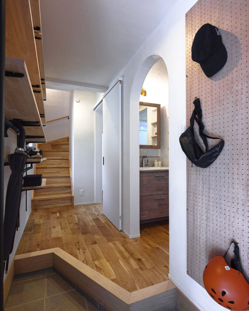 有孔ボードとオープン収納が映えるスタイリッシュな玄関