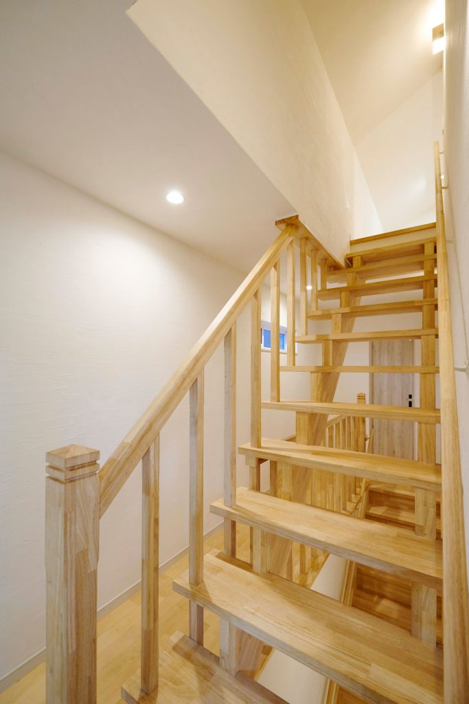 2階からロフトに上がるスケルトン階段です。