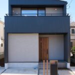 デザイン住宅　カースペース並列２台分と宅配ＢＯＸも
