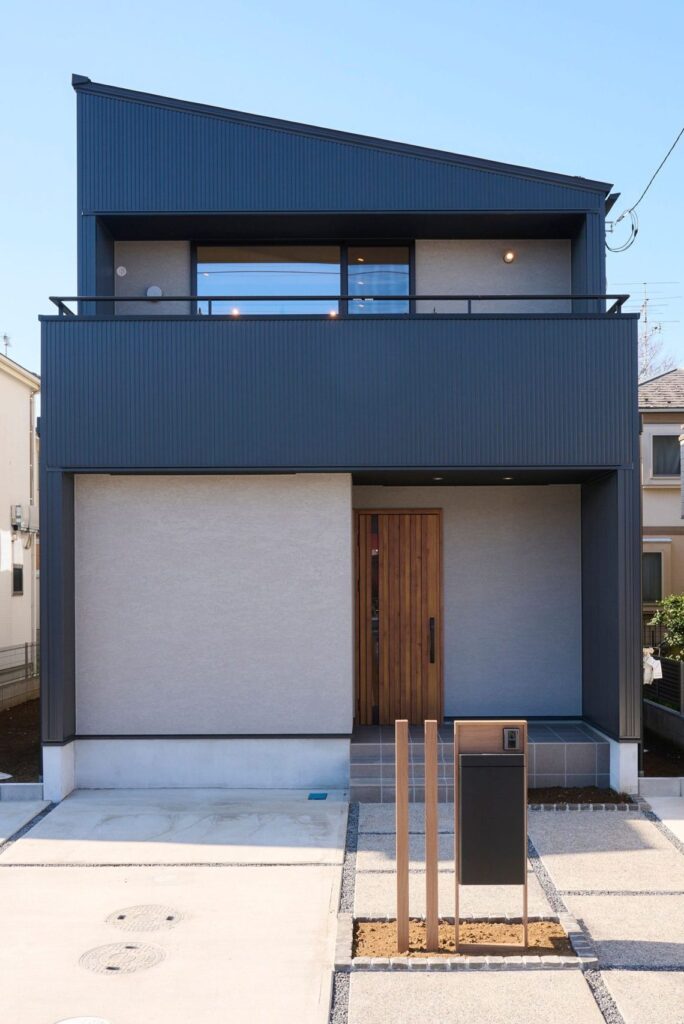 デザイン住宅　カースペース並列２台分と宅配ＢＯＸも<br />
