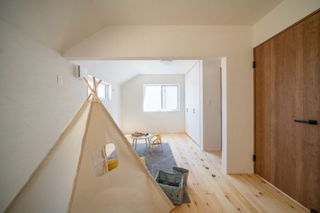 パインの無垢フローリングは、お子様が裸足で過ごしたくなる心地よさ