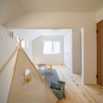 パインの無垢フローリングは、お子様が裸足で過ごしたくなる心地よさ