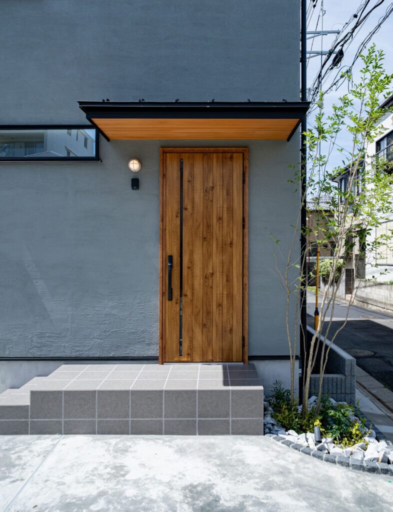 玄関の顔とシンボルツリー