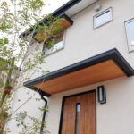 シマトネリコの緑がよく映えるエントランス