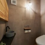 『シリカライム』で仕上げた壁とヘリンボーン柄のフロアタイルによく似合うインテリア