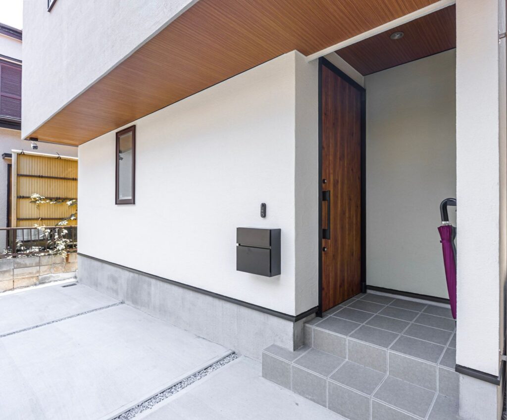 家族の帰りをやさしく迎える大きな軒