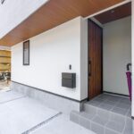 家族の帰りをやさしく迎える大きな軒