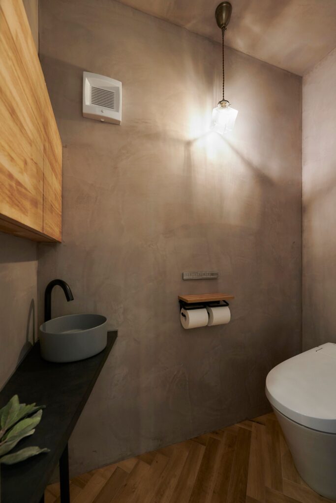 『シリカライム』で仕上げた壁とヘリンボーン柄のフロアタイルによく似合うインテリア<br />
