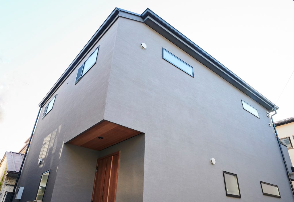 落ち着きのある色で、サッシの配列にもこだわった外観<br />
