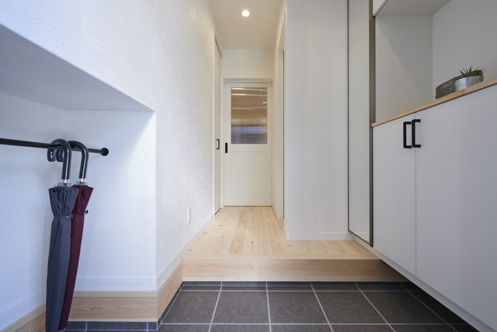 傘掛けを設えた玄関<br />
