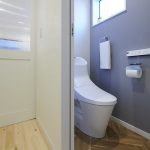 1階トイレはエコフリース環境壁紙をアクセントカラーに