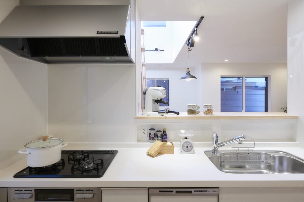 シンク奥には調味料などの便利な収納スペース<br />
