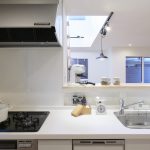 シンク奥には調味料などの便利な収納スペース