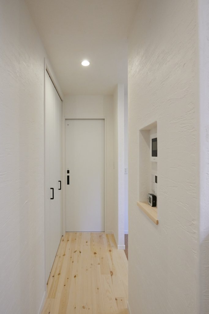 コントラストが美しい漆喰仕上げ<br />
