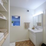 タオルなどを収納できる可動棚を設けた洗面脱衣室