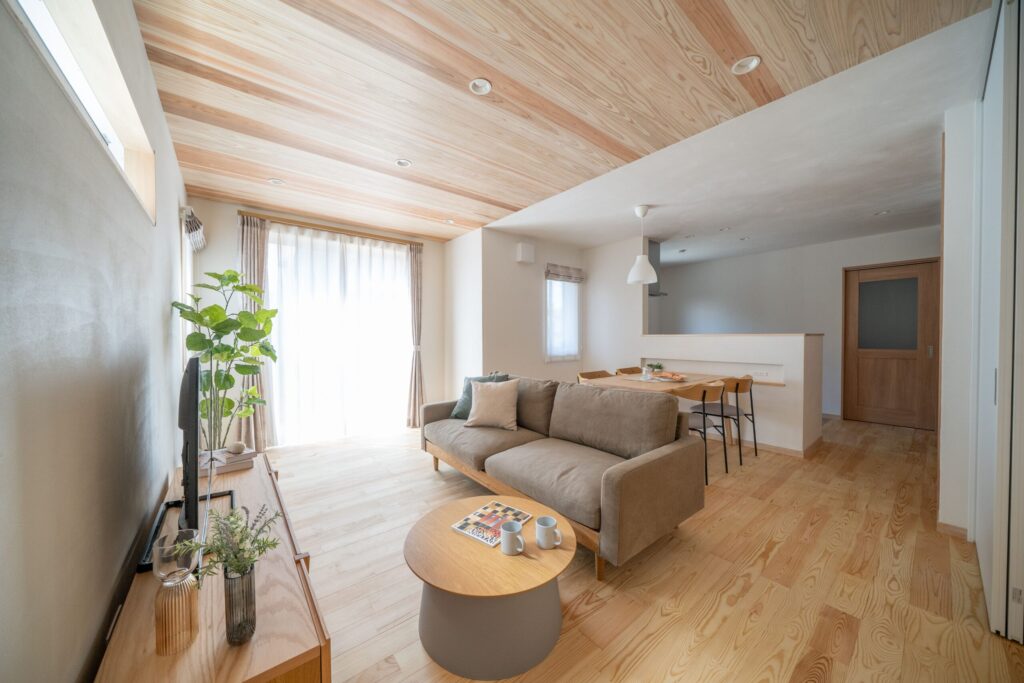 １階親世帯リビング　天井にあしらった杉板が、やさしい木の香りで空間を満たします