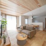 １階親世帯リビング　天井にあしらった杉板が、やさしい木の香りで空間を満たします