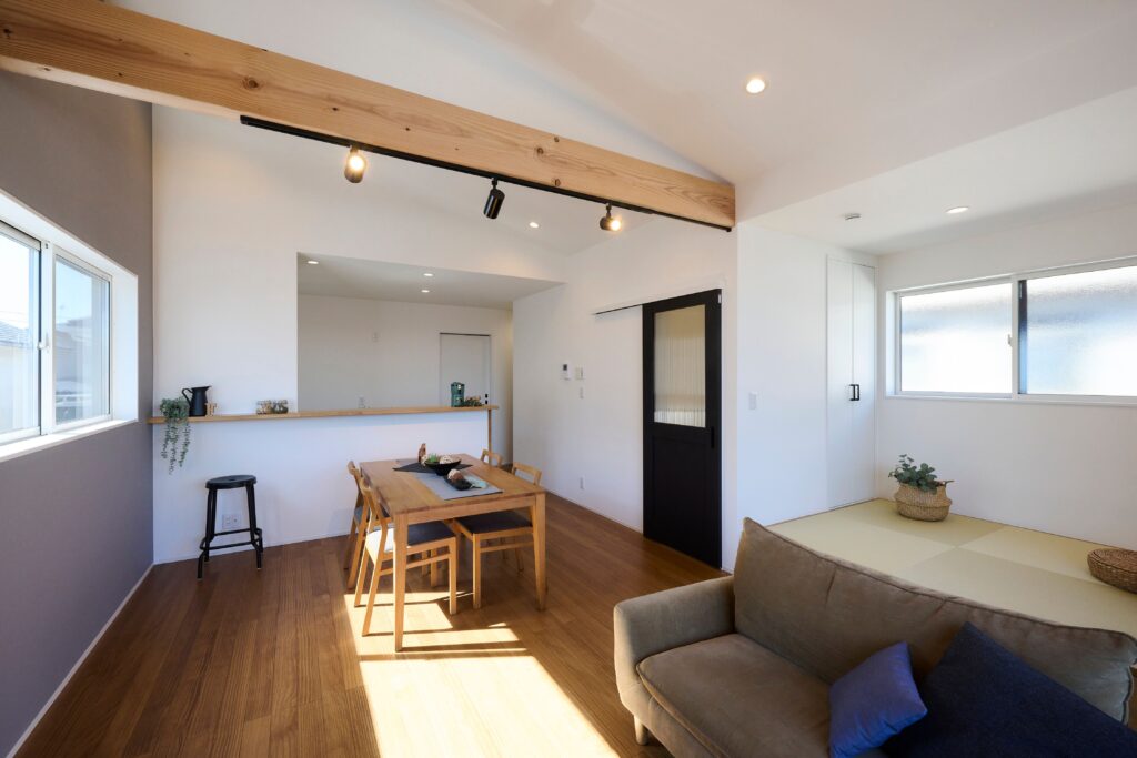 勾配天井の２階リビングは無垢の大梁が印象的な大空間<br />
ニュージーパイン無垢の床を優しい陽光が照らします