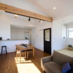 勾配天井の２階リビングは無垢の大梁が印象的な大空間
ニュージーパイン無垢の床を優しい陽光が照らします