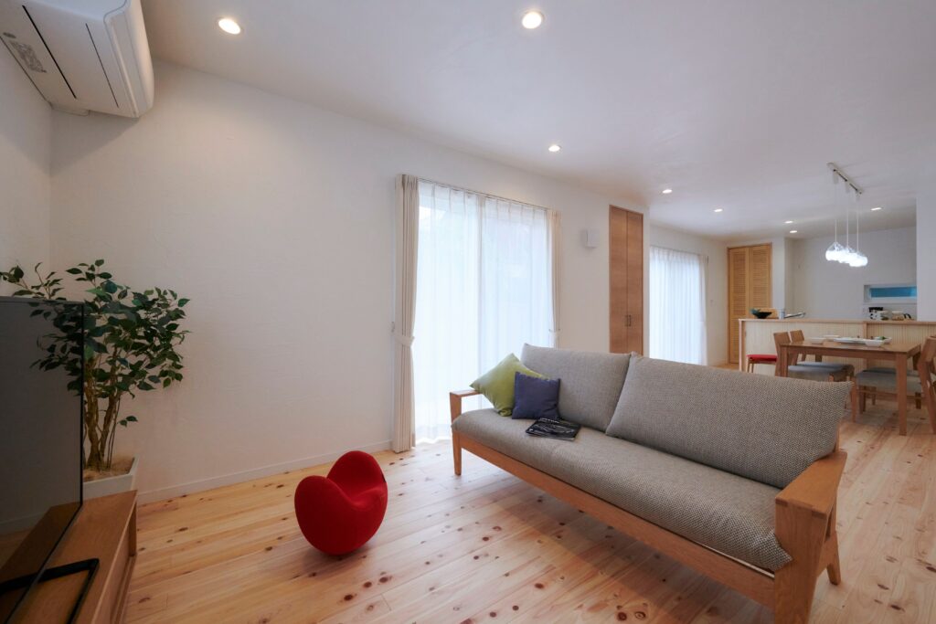 リビング　桧の無垢床と天然漆喰の趣<br />
