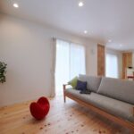 リビング 桧の無垢床と天然漆喰の趣