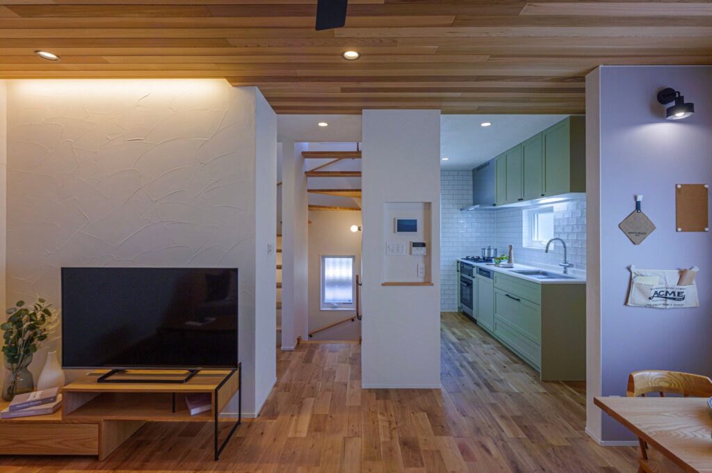 間接照明が映しだす漆喰の表情（左）デザインに溶け込むIoT機器を収めたニッチ（中央）とマグネットボード（右）