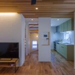 間接照明が映しだす漆喰の表情(左)デザインに溶け込むIoT機器を収めたニッチ(中央)とマグネットボード(右)