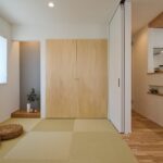 和と洋を程よく調和させた畳スペース 色を差した床の間をやわらかな間接照明が照らします