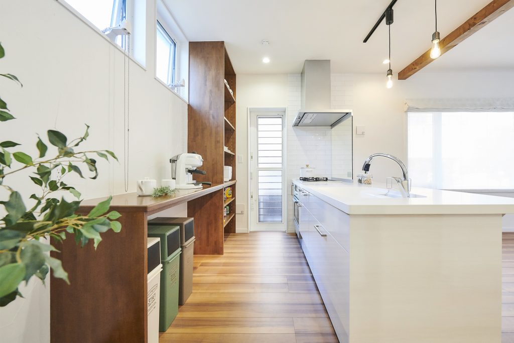 化粧梁と色を合わせたオンリーワンの造作収納<br />
真っ白なタイルは漆喰とテクスチャーを変えてアクセントに<br />
